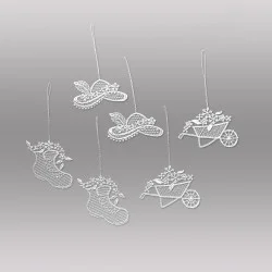 Kleine Anhänger Hut, Schubkarren, Pflanzschuh aus Plauener Spitze