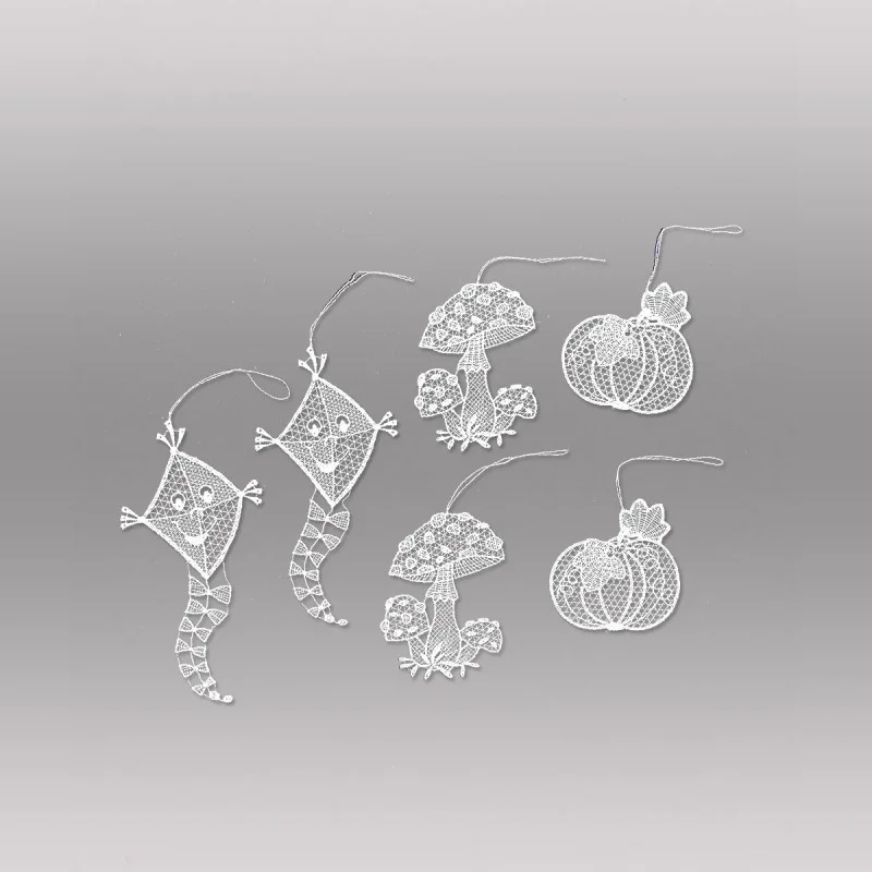 Kleine weiße Anhänger Herbst Baumbehang aus Plauener Spitze