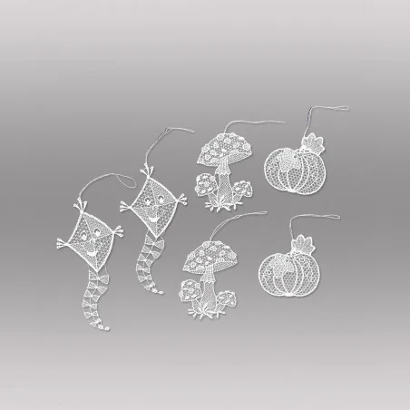 Kleine weiße Anhänger Herbst Baumbehang aus Plauener Spitze