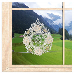 Gesticktes Fensterbild Rosenbukett aus Plauener Spitze am Fenster arrangiert als romantische Heimtextil-Deko.