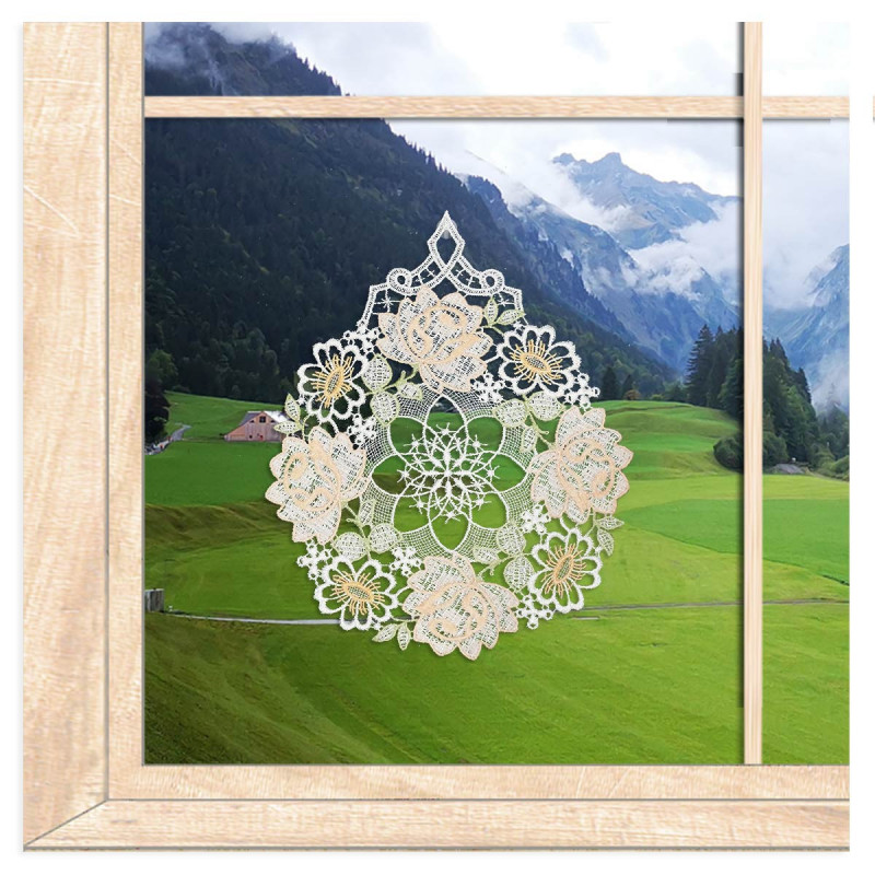 Gesticktes Fensterbild Rosenbukett aus Plauener Spitze am Fenster arrangiert als romantische Heimtextil-Deko.
