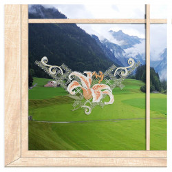 Am Fenster dekoriert: Gebogenes Fensterbild mit orange-weißer Lilie aus Plauener Spitze vor Alpenkulisse.