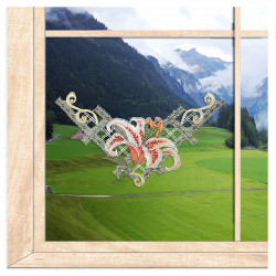 Am Fenster dekoriert: Gebogenes Fensterbild mit rot-orange-weißer Lilie aus Plauener Spitze vor Alpenkulisse.