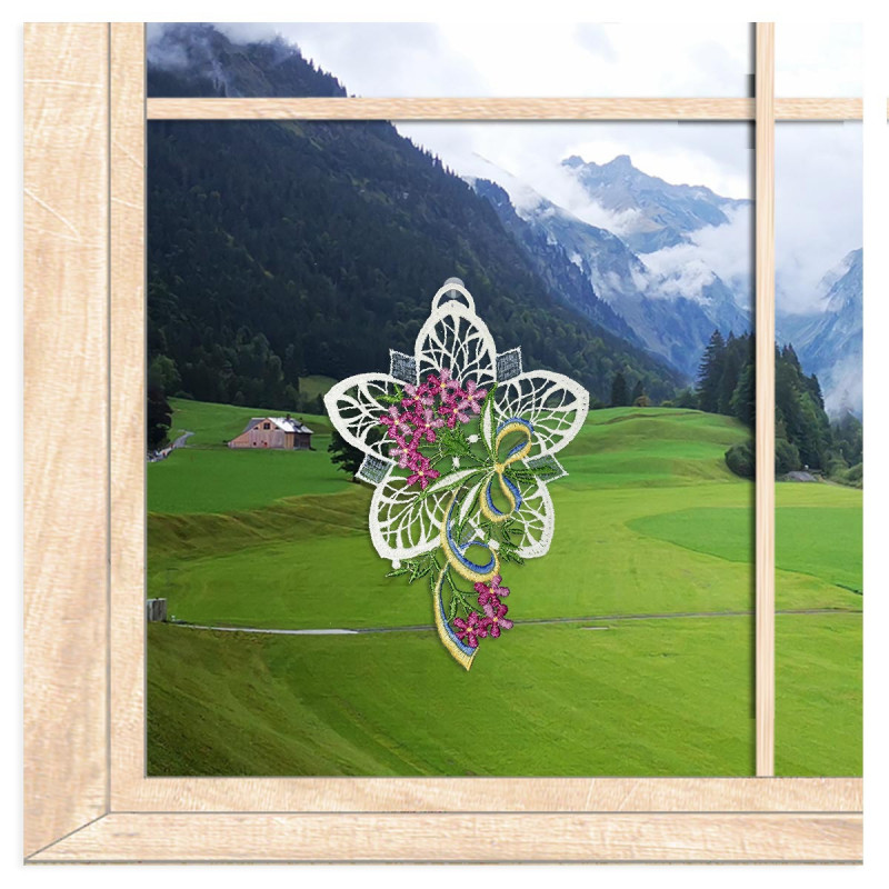 Am Fenster dekoriert: Plauener Spitze Fensterbild Blütenstrauß mit lila Freesien und gelb-blauer Schleife.