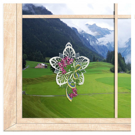 Am Fenster dekoriert: Plauener Spitze Fensterbild Blütenstrauß mit lila Freesien und gelb-blauer Schleife.