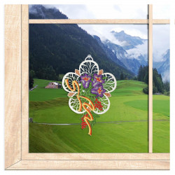 Am Fenster: Gesticktes Fensterbild aus Plauener Spitze mit lila Tulpen und Schleife vor Naturkulisse.