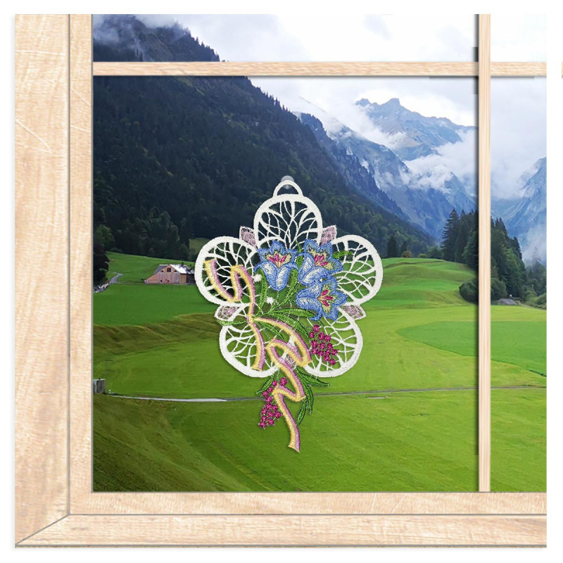 Am Fenster dekoriert: Plauener Spitze Fensterbild Blütenstrauß mit blauen Tulpen vor Landschafts-Aussicht.