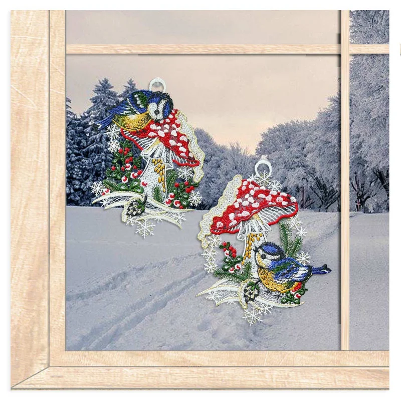 Kleiner Spitzenbilder Blaumeise mit Fliegenpilz