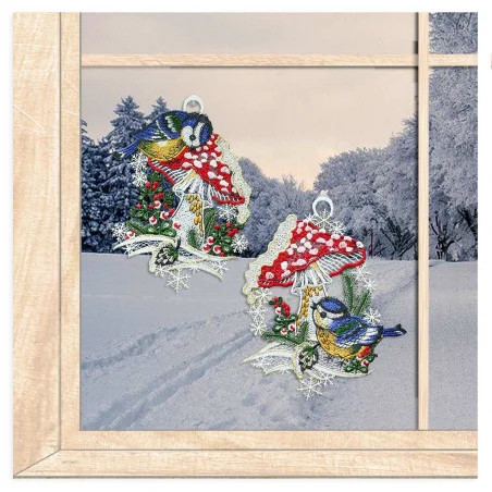 Kleiner Spitzenbilder Blaumeise mit Fliegenpilz