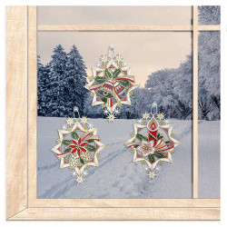 Dreier-Set Fensterbilder aus Plauener Spitze am Fenster mit Weihnachtsmotiven wie Kerze, Glocken und Weihnachtsstern.