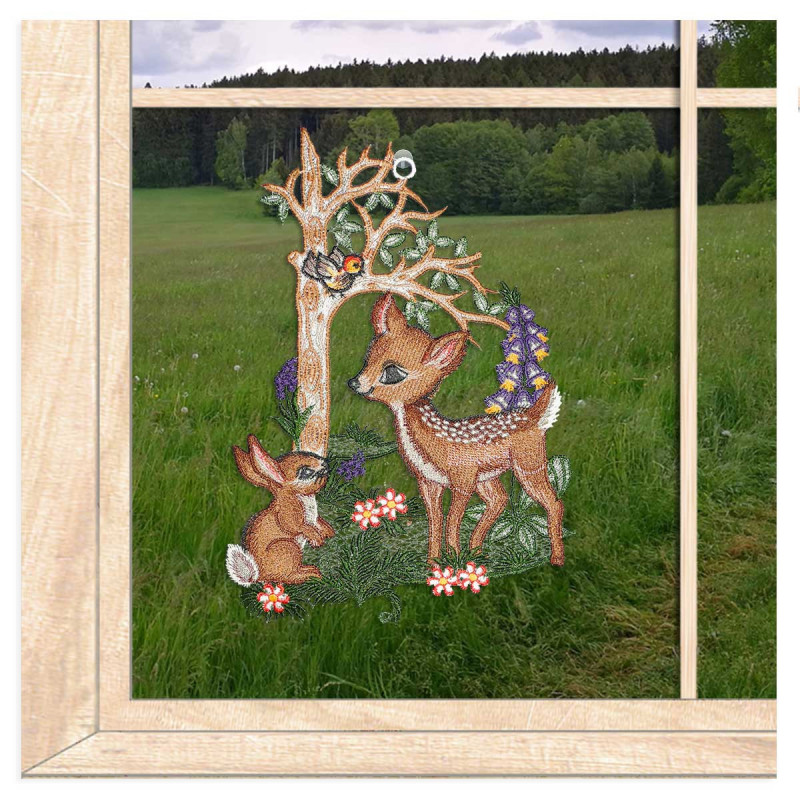 Stickerei-Fensterbild aus Plauener Spitze mit Rehkitz und Hase am Waldrand fürs Fenster.