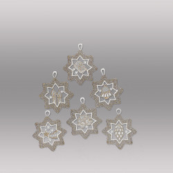 6er-Set Gefüllte Sterne aus Plauener Spitze in Weiß und Gold als elegante Heimtextilien-Weihnachtsdeko.