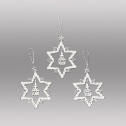Dreier-Set Christbaumschmuck aus Plauener Spitze: Filigrane cremeweiße Sterne mit detailreich gesticktem Kirchenmotiv.
