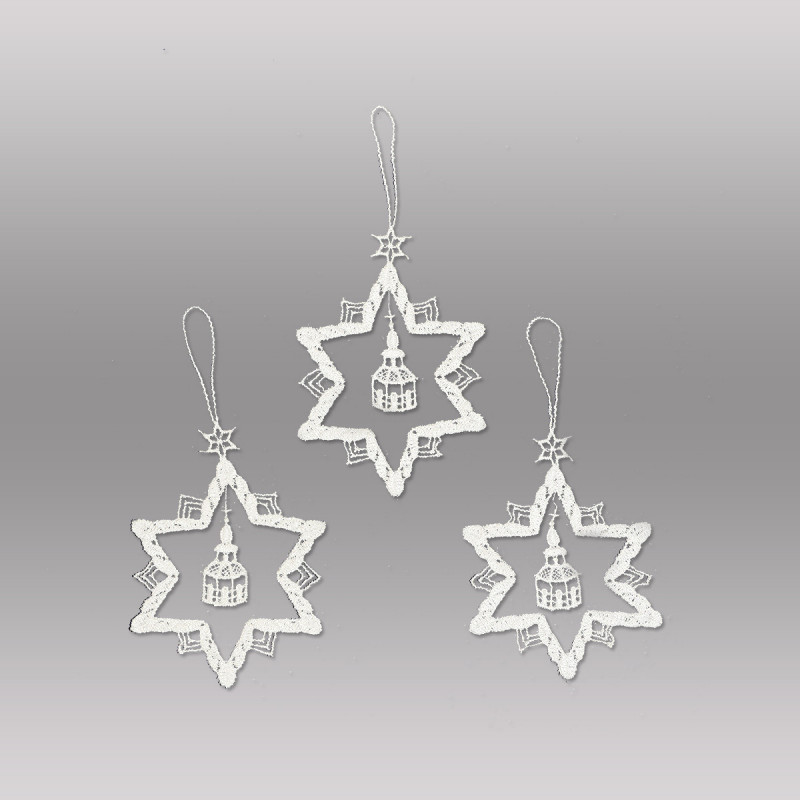 Dreier-Set Christbaumschmuck aus Plauener Spitze: Filigrane cremeweiße Sterne mit detailreich gesticktem Kirchenmotiv.