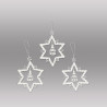 Dreier-Set Christbaumschmuck aus Plauener Spitze: Filigrane cremeweiße Sterne mit detailreich gesticktem Kirchenmotiv.