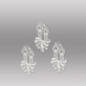 Dreier-Set Fensterbilder aus weißer Plauener Spitze mit zwei gestickten Kerzen, Tannenzweigen und Schleife.