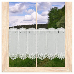 Am Fenster dekoriert: Transparente Kurzgardine Lissie aus cremeweißer Plauener Spitze mit elegante Bordüre.
