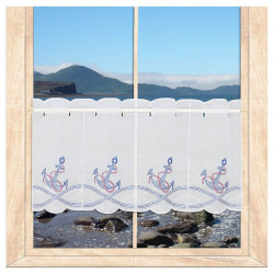 Kurze weiße Scheibengardine mit maritimem Anker-Stickmuster am Fenster mit Meerblick, Plauener Spitze. 30 cm hoch