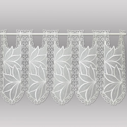 Scheibengardine aus naturweißer Plauener Spitze mit eleganten floralen Motiven als Sichtschutz