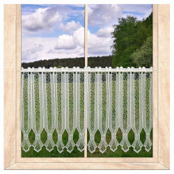 Weiße Bistro-Gardine aus Plauener Spitze am Fenster mit herrlicher Aussicht ins Grüne.