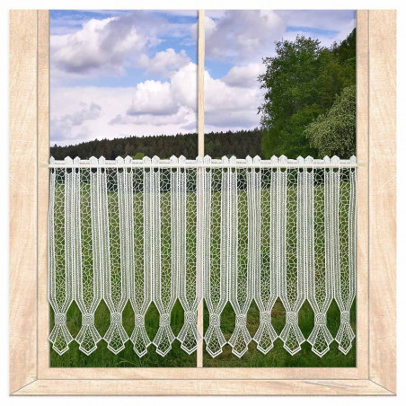 Weiße Bistro-Gardine aus Plauener Spitze am Fenster mit herrlicher Aussicht ins Grüne.