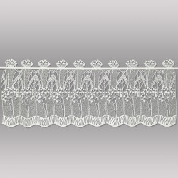 Transparente Kurzgardine aus Plauener Spitze mit filigranem Zierlauch-Muster und geschwungenem Saum. 30 cm hoch