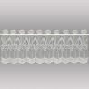 Transparente Kurzgardine aus Plauener Spitze mit filigranem Zierlauch-Muster und geschwungenem Saum. 30 cm hoch