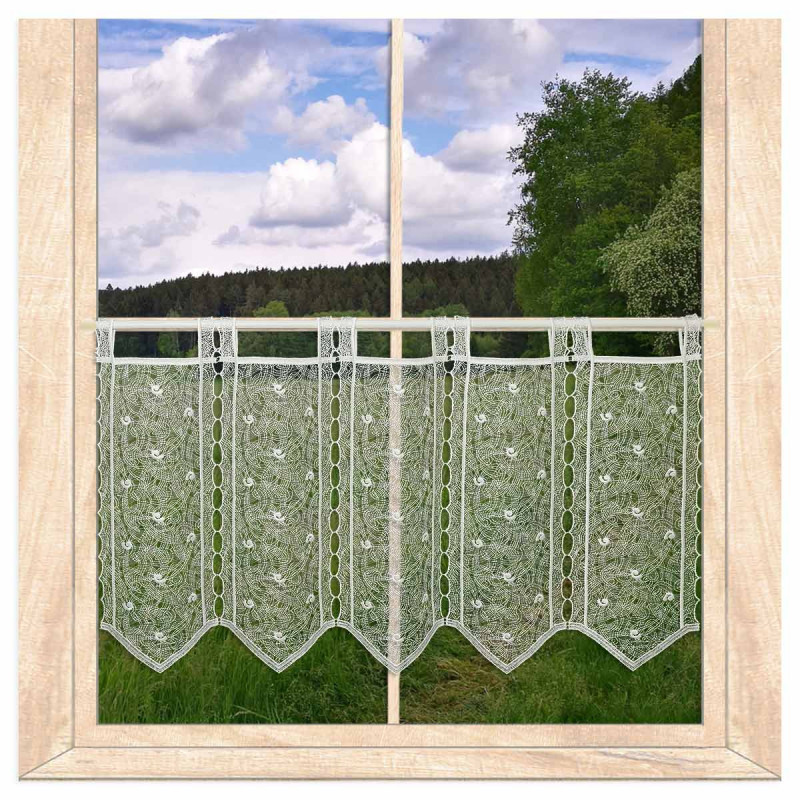 Transparente Bistro-Gardine aus naturweißer Plauener Spitze mit Schlaufen am Fenster vor grüner Naturkulisse.