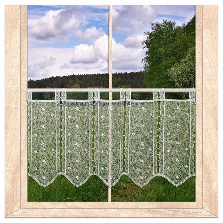 Transparente Bistro-Gardine aus naturweißer Plauener Spitze mit Schlaufen am Fenster vor grüner Naturkulisse.
