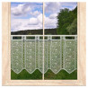Transparente Bistro-Gardine aus naturweißer Plauener Spitze mit Schlaufen am Fenster vor grüner Naturkulisse.