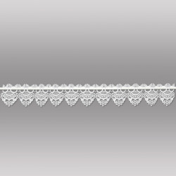 Weiße Kurzgardine Marie aus Plauener Spitze freigestellt: Transparenter Scheibenhänger als Heimtextil.