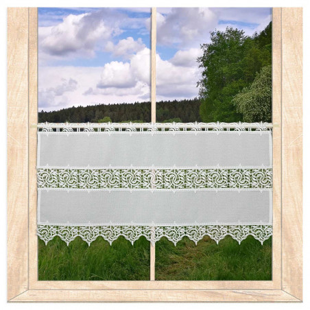 Am Fenster dekoriert: Halbtransparente Kurzgardine Leona aus weißer Plauener Spitze mit elegantem Spitzen-Muster.