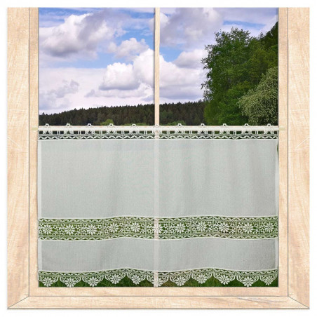 Am Fenster dekoriert: Cremeweiße Bistrogardine aus Plauener Spitze mit filigraner Bordüre im Landhausstil. 65 cm hoch
