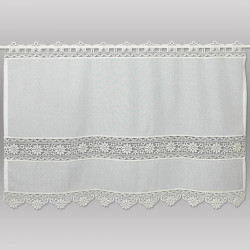 Freigestellte Scheibengardine Annie aus cremeweißer Plauener Spitze mit zarter Stickerei und Blumenmotiv. 65 cm hoch