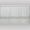 Freigestellte Scheibengardine Annie aus cremeweißer Plauener Spitze mit zarter Stickerei und Blumenmotiv. 65 cm hoch
