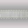 Freigestellte Kurzgardine Annie aus cremeweißer Plauener Spitze mit eleganter Blüten-Bordüre für Heimtextilien. 35 cm hoch