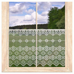 Plauener Spitze Scheibengardine im Fenster mit Blick ins Grüne für gemütlichen Landhaus-Stil.
