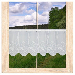 Halbtransparente weiße Scheibengardine aus Voile mit feiner Plauener Spitze vor malerischer Kulisse im Landhausstil. 35 cm hoch