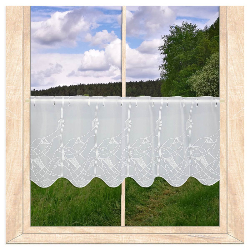 Halbtransparente weiße Scheibengardine aus Voile mit feiner Plauener Spitze vor malerischer Kulisse im Landhausstil. 35 cm hoch