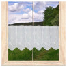 Halbtransparente weiße Scheibengardine aus Voile mit feiner Plauener Spitze vor malerischer Kulisse im Landhausstil. 35 cm hoch