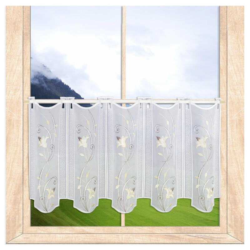 Kurze weiße Scheibengardine aus Plauener Spitze mit beige-gelber Blütenstickerei am Fenster im Raumambiente. 35 cm hoch