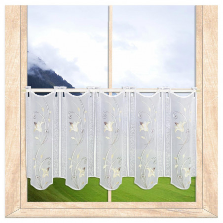 Kurze weiße Scheibengardine aus Plauener Spitze mit beige-gelber Blütenstickerei am Fenster im Raumambiente. 35 cm hoch