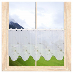 Halbtransparente Heimtextilien-Scheibengardine in Weiß mit edler Blumenstickerei am Fenster im Schlafzimmer mit Bergblick. 35 cm hoch