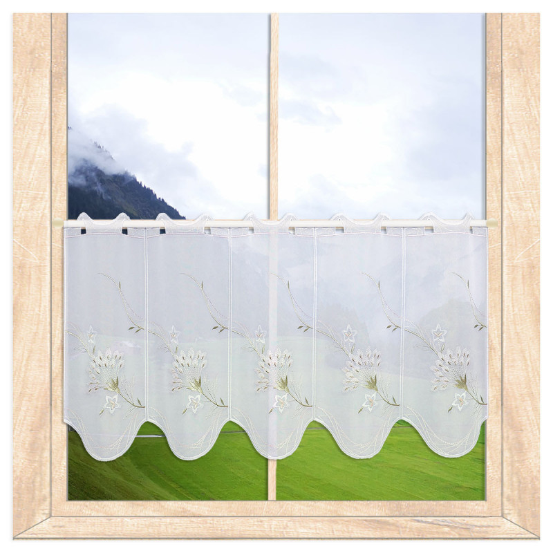 Halbtransparente Heimtextilien-Scheibengardine in Weiß mit edler Blumenstickerei am Fenster im Schlafzimmer mit Bergblick. 35 cm hoch