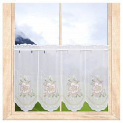 Halbtransparente Heimtextilien-Scheibengardine in Weiß mit Wildrosen-Stickerei am Fenster mit Berglandschaft. 35 cm hoch
