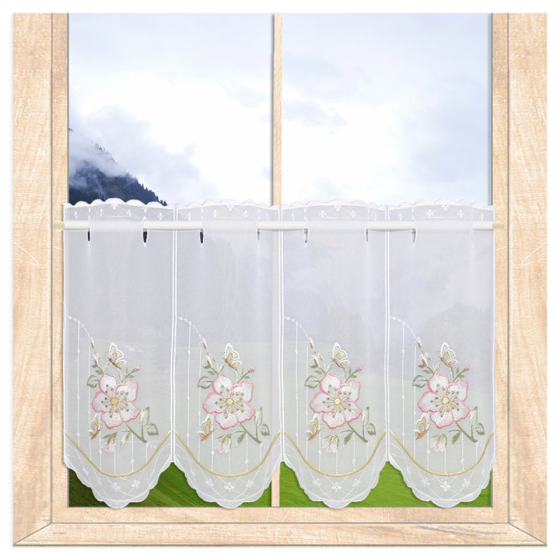 Halbtransparente Heimtextilien-Scheibengardine in Weiß mit Wildrosen-Stickerei am Fenster mit Berglandschaft. 35 cm hoch