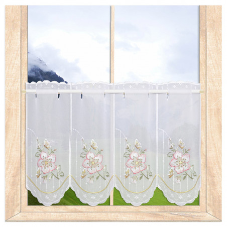 Halbtransparente Heimtextilien-Scheibengardine in Weiß mit Wildrosen-Stickerei am Fenster mit Berglandschaft. 35 cm hoch