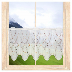 Halbtransparente Heimtextilien-Scheibengardine in Weiß mit brauner Stickerei am Fenster mit Berglandschaft. 35 cm hoch