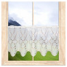 Halbtransparente Heimtextilien-Scheibengardine in Weiß mit brauner Stickerei am Fenster mit Berglandschaft. 35 cm hoch
