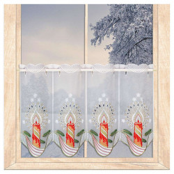 Weisse Stickerei-Scheibengardine mit festlichen Kerzen und goldenen Stickdetails am Winterfenster. 35 cm hoch